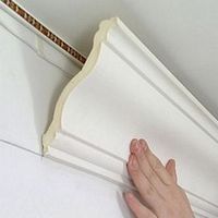 Как клеить потолок