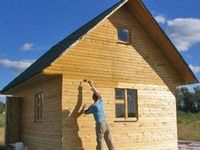 Как покрасить деревянное окно в садовом домике?
